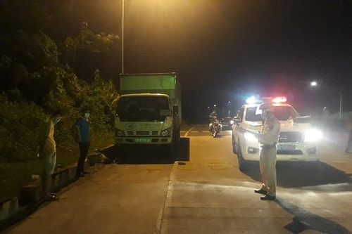 Sóc Trăng: Đang đi giao hàng, 2 thanh niên dừng gần trạm thu phí BOT để nhậu