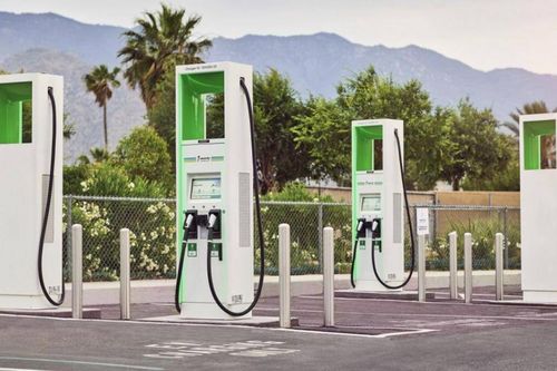 Hoa Kỳ duyệt chi 7,5 tỷ đô la phát triển trạm sạc xe điện