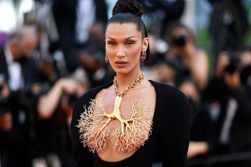 Bella Hadid toát mồ hôi hột vì che ngực chỉ bằng chiếc vòng cổ trên thảm đỏ Cannes