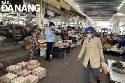 Kiên quyết đình chỉ kinh doanh tiểu thương tự ý nâng giá thực phẩm