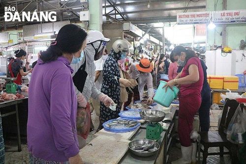 Báo ngay Ban quản lý chợ khi phải mua hàng có giá cao hơn ngày thường