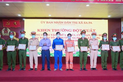 Thị xã Sa Pa: Khen thưởng các lực lượng tham gia chữa cháy, cứu hộ, cứu nạn vụ cháy xảy ra tại phường Sa Pa