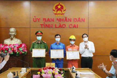 Chủ tịch UBND tỉnh khen thưởng đột xuất tập thể, cá nhân tham gia cứu hộ, cứu nạn tại Sa Pa