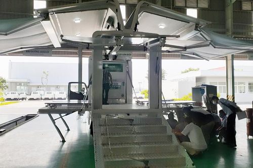 Tiếp nhận xe chuyên dụng phục vụ vận chuyển vắc xin và tiêm chủng lưu động