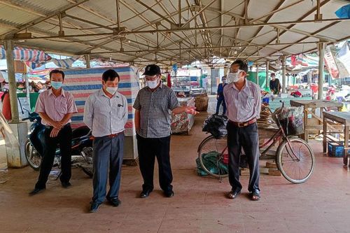 Lãnh đạo huyện Đức Trọng kiểm tra phòng chống dịch tại các chợ