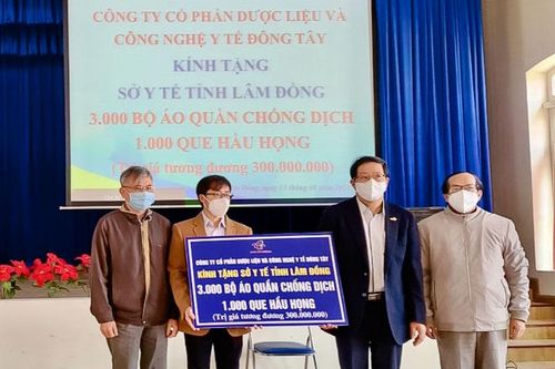 Trao tặng vật tư phòng chống dịch Covid-19