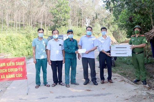 Lãnh đạo huyện Hàm Yên tặng quà 3 chốt kiểm soát dịch bệnh Covid-19