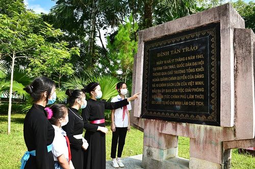 Nước Việt Nam mình sinh ra giữa chốn đây...
