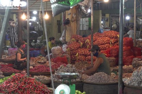 Tiểu thương chợ đầu mối lớn nhất Huế nhọc nhằn mưu sinh giữa đại dịch