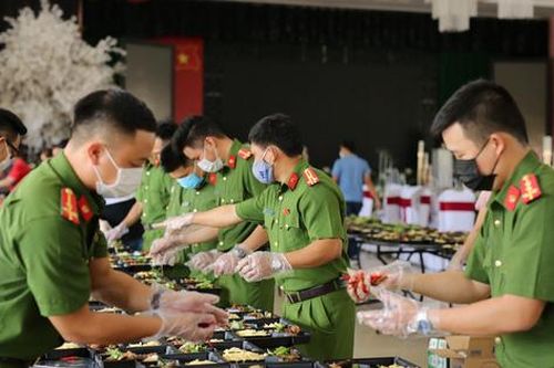 Công an Thừa Thiên Huế nấu hàng nghìn suất cơm gửi tặng công dân đang cách ly tập trung