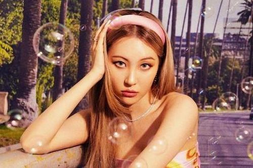 Gặp tình huống khó đỡ khi đứng cạnh dàn MC 'khổng lồ', Sunmi có phản ứng cực đáng yêu!