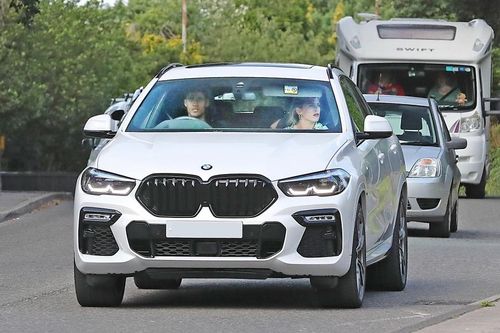Raphael Varane lái BMW X6 dạo phố Manchester