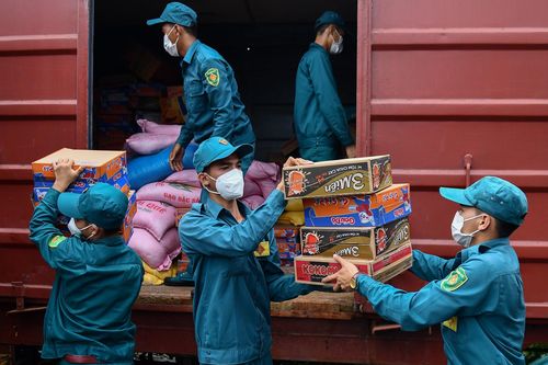 300 tấn hàng viện trợ từ Hòa Bình vào tới TP.HCM