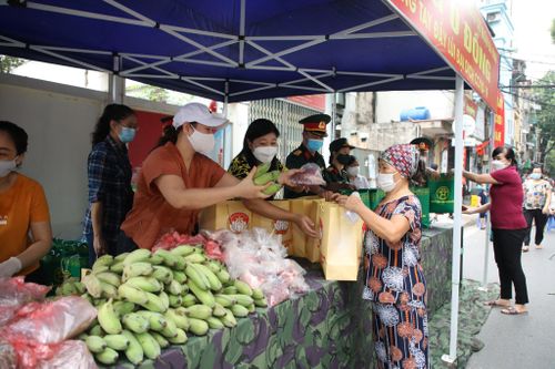 Hà Nội: 'Chợ 0 đồng' ấm lòng người lao động