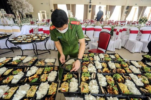 Những suất cơm nghĩa tình