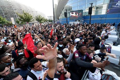 Messi lại khiến thành Paris 'rung chuyển'
