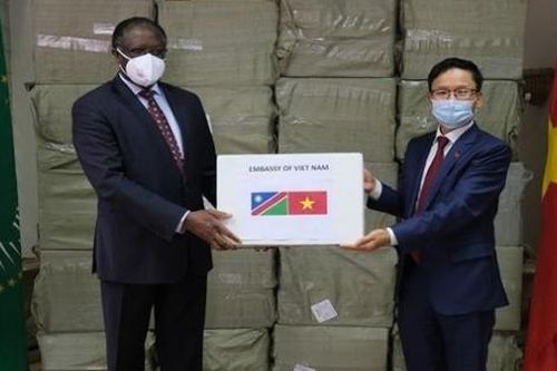 Dịch Covid-19: Người Việt tại Nam Phi hỗ trợ khẩu trang cho Namibia và Botswana