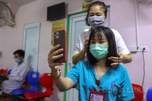'Salon tóc đặc biệt tại bệnh viện' và 'cuộc xuống tóc' cho hàng trăm y, bác sĩ lên đường chống dịch