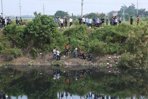 Hà Nội: Phát hiện thi thể nam giới trong bao tải dưới ao