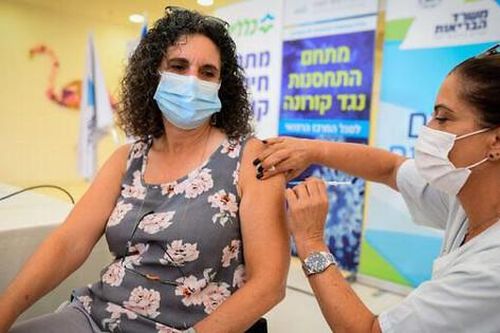 Israel bắt đầu tiêm vắc xin mũi ba cho người trên 50 tuổi, quản giáo, tù nhân...