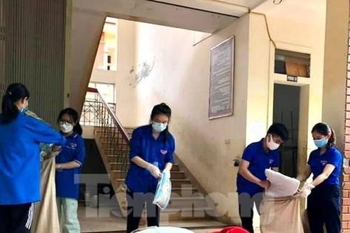 Thanh niên tình nguyện hỗ trợ dọn dẹp trường lớp đón học sinh trở lại