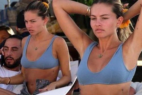 Diện bikini khoe dáng gợi cảm, 'cô gái đẹp nhất thế giới' bị chê vì lý do không ngờ