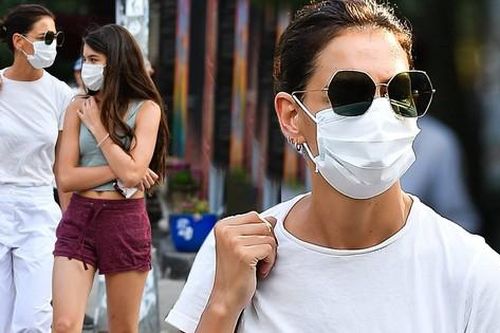 Suri Cruise xuống phố cùng mẹ, dáng đẹp như người mẫu