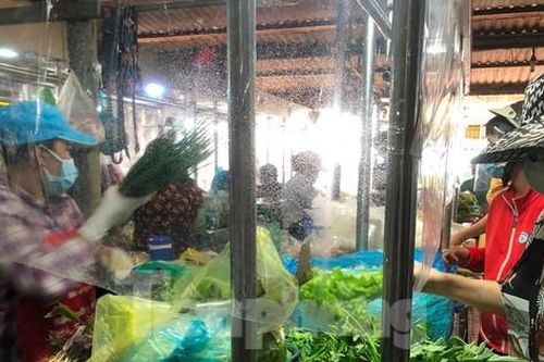 Hình ảnh bên trong khu chợ vừa mở lại ở TPHCM