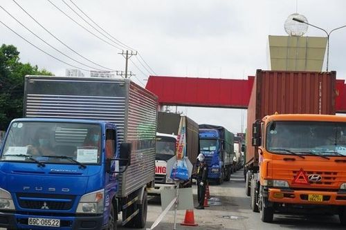 Bình Dương tháo dỡ dải phân cách bê tông chặn ngang quốc lộ