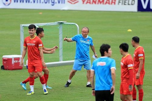 Tân binh tuyển Việt Nam được Văn Toàn tiết lộ cách 'ghi điểm' với HLV Park