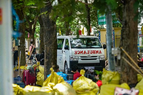 Hàng trăm sinh viên rời khỏi Pháp Vân-Tứ Hiệp để nhường chỗ cho cơ sở thu dung điều trị COVID-19