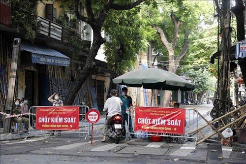 Muôn kiểu chốt kiểm soát dịch thời giãn cách xã hội tại Hà Nội