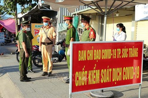 Dừng phà và đò ngang trên sông Hậu qua tỉnh Sóc Trăng