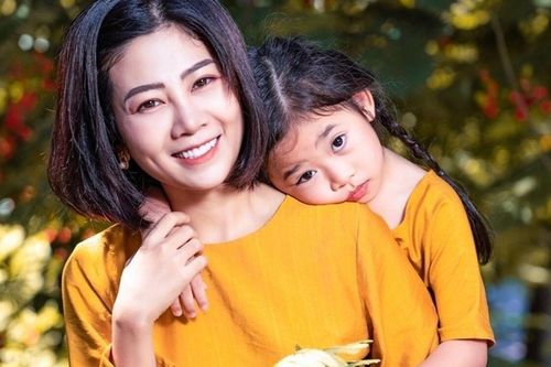 Con gái diễn viên Mai Phương 'quậy' tưng bừng trong mùa dịch, còn tập sơn móng chân cho bảo mẫu