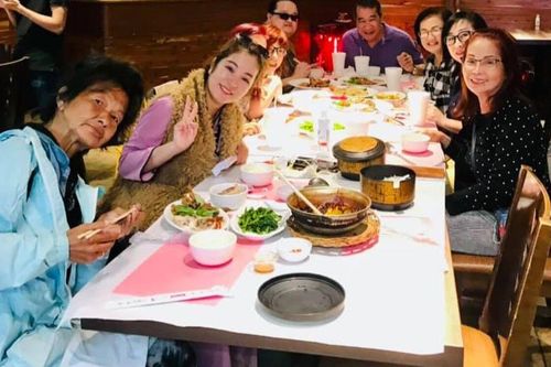 Thúy Nga bất ngờ đăng ảnh đoàn tụ với Kim Ngân, còn luận thêm 20 tội đã làm với cựu ca sĩ?