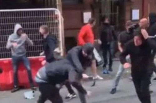 Fan Man Utd và Leeds đánh nhau loạn xạ