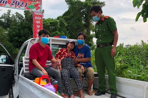 Công an phường Mỹ Thạnh tiếp tục đưa người bệnh đi cấp cứu kịp thời