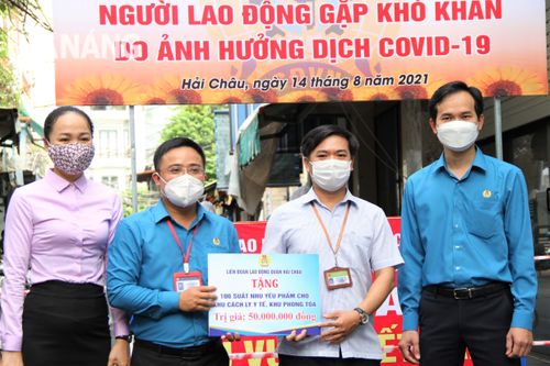 Trao 200 suất quà đến người dân trong khu cách ly