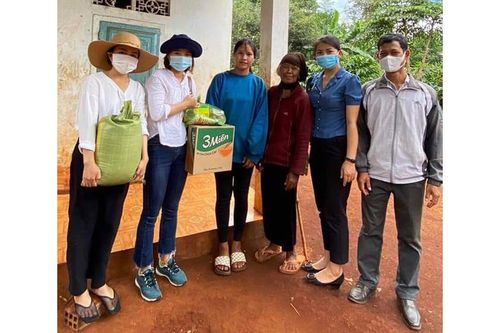 Tặng quà 75 gia đình gặp khó khăn do dịch Covid-19 tại Pleiku và Chư Sê