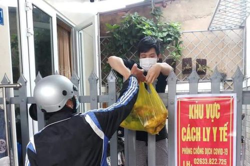 Đoàn viên, thanh niên đi chợ giúp người dân đang cách ly tại nhà