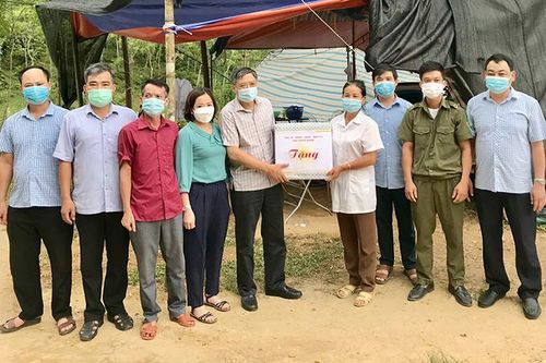 Lãnh đạo tỉnh tặng quà các chốt kiểm soát dịch Covid-19