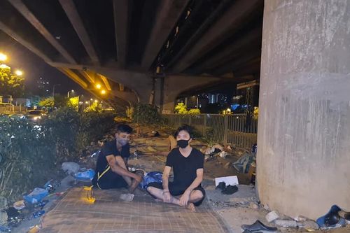 Lao động thất nghiệp nằm vạ vật dưới gầm cầu ở Hà Nội: Lãnh đạo quận nói gì?