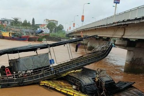 Quảng Ninh: Lũ lớn làm đắm và cuốn trôi nhiều tàu, bè