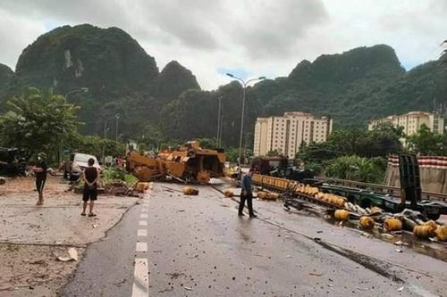 Quảng Ninh: 3 xe ô tô biến dạng sau tai nạn liên hoàn