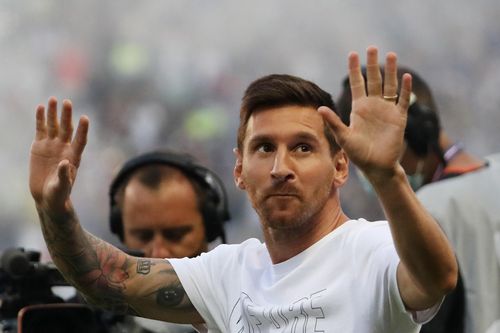 CĐV PSG hô vang tên Messi trên sân Parc des Princes