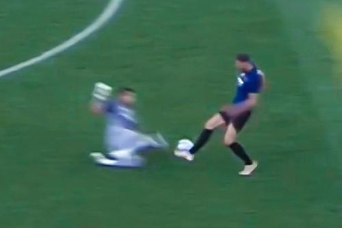 Dzeko rê qua thủ môn trong ngày ra mắt Inter