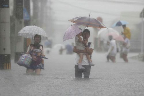 Mưa như trút nước gây lũ lụt và lở đất ở Nhật Bản