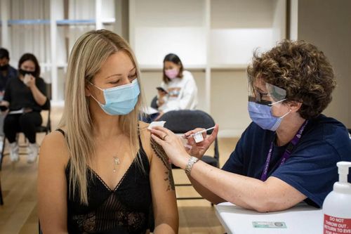 Canada vượt lên dẫn đầu trong cuộc đua tiêm vaccine Covid-19
