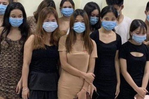 Khách và nhân viên quán karaoke chui vào chuồng chó để trốn cảnh sát