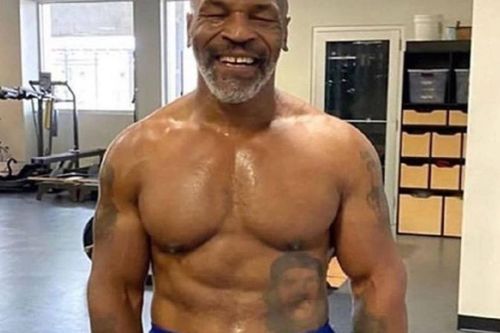 Mike Tyson tập luyện ở tuổi 55